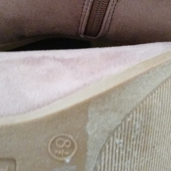 - Women boots size 8.5 - Picture 7 of 7